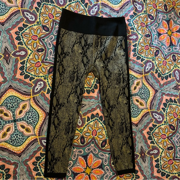 Fabletics Pants - Fabletics high-waisted seamless snakeskin 7/8 legging, size large/10